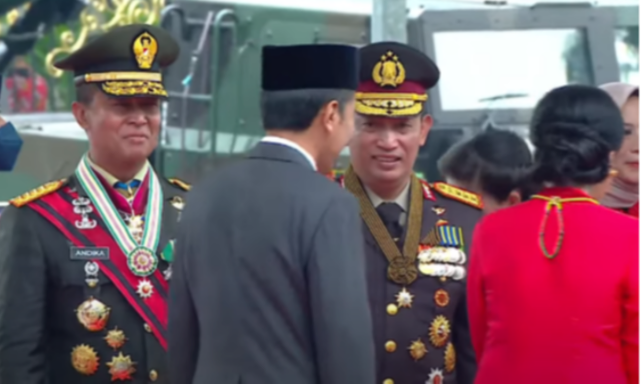 Presiden Jokowi tak salami Kapolri Jenderal Pol Listyo Sigit. (Foto: YouTube Sekretariat Presiden)