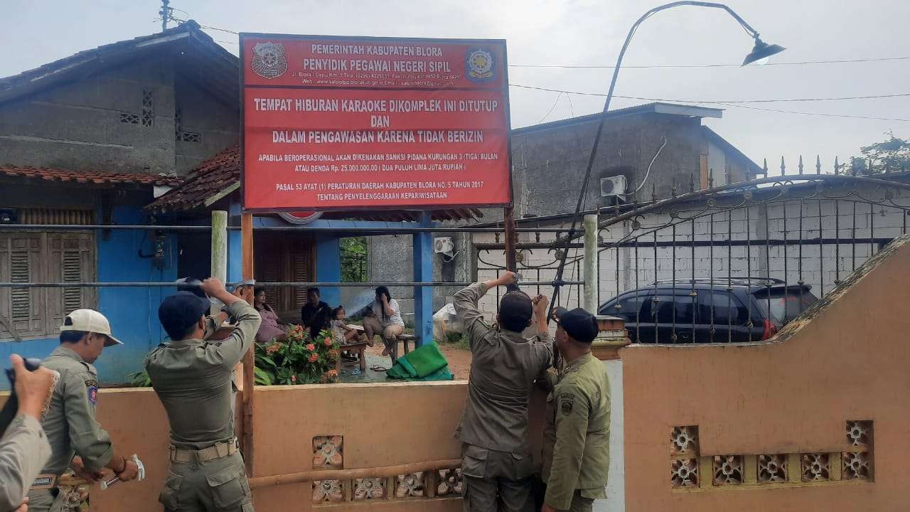 Satpol PP melakukan pemasangan papan penutupan kafe karaoke Cumpleng Indah, Blora. (Foto: Ahmad Sampurno/Ngopibareng.id)