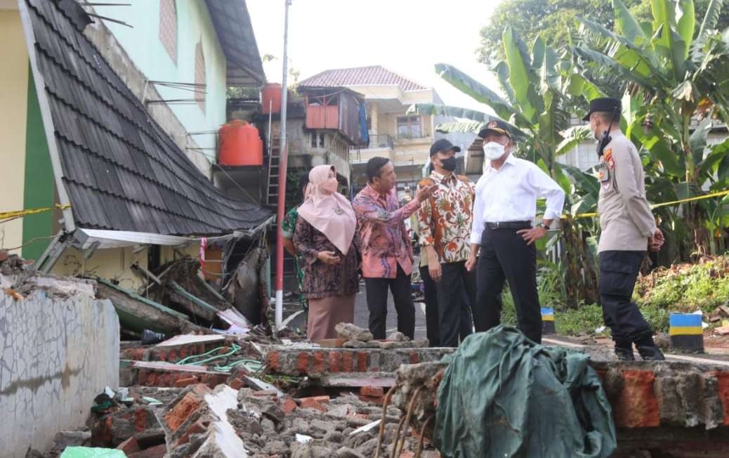 Menko PMK Muhadjir Effendy meninjau MTsN-19 Jakarta yang  berantakan diterjang banjir ( foto: Dok Kemenko PMK )