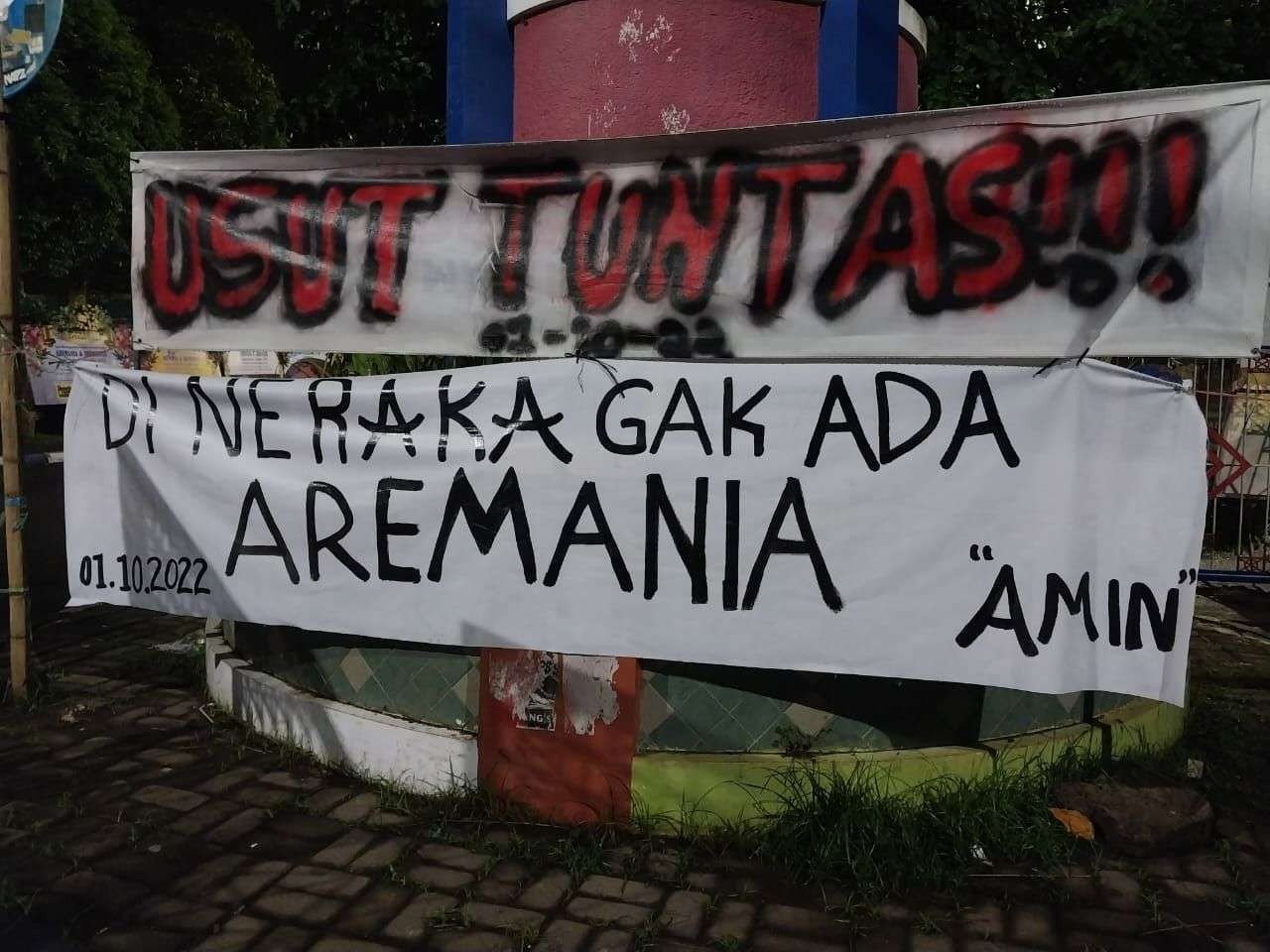 Spanduk protes di pintu masuk Stadion Kanjuruhan, Kepanjen, Malang. (Foto: Dyah Ayu Pitaloka/Ngopibareng.id)