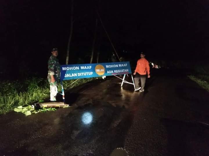 Petugas tengah mengatur lalu lintas di poros antar-kecamatan yang menghubungkan Kecamatan Kampak dan Kecamatan Munjungan, Kabupaten Trenggalek, longsor,  Kamis 6 Oktober 2022  (Foto: Istimewa)