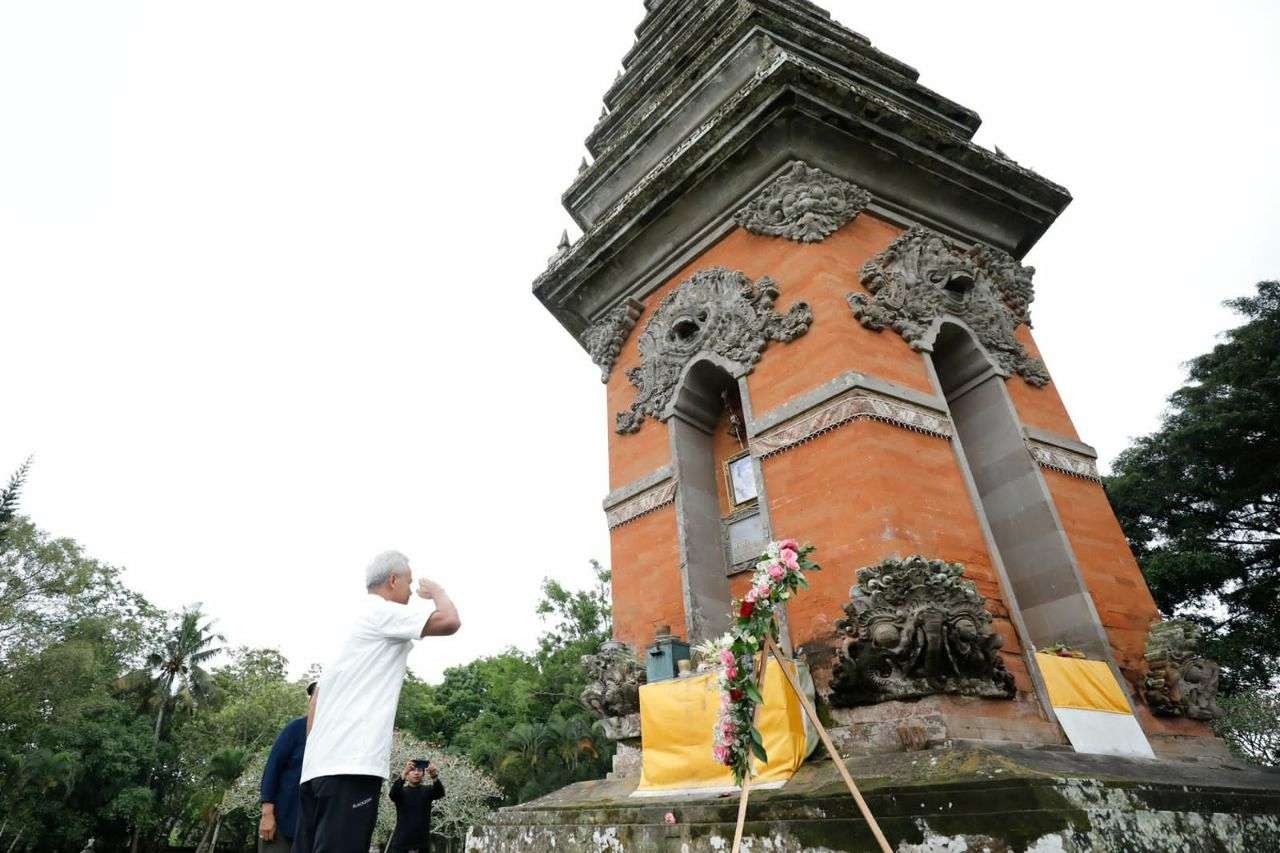 Gubernur Jawa Tengah, Ganjar Pranowo di depan Candi Puputan Margarana kompleks Taman Pujaan Bangsa Margarana, Tabanan, Bali, Jumat 7 Oktober 2022. (Foto: istimewa)