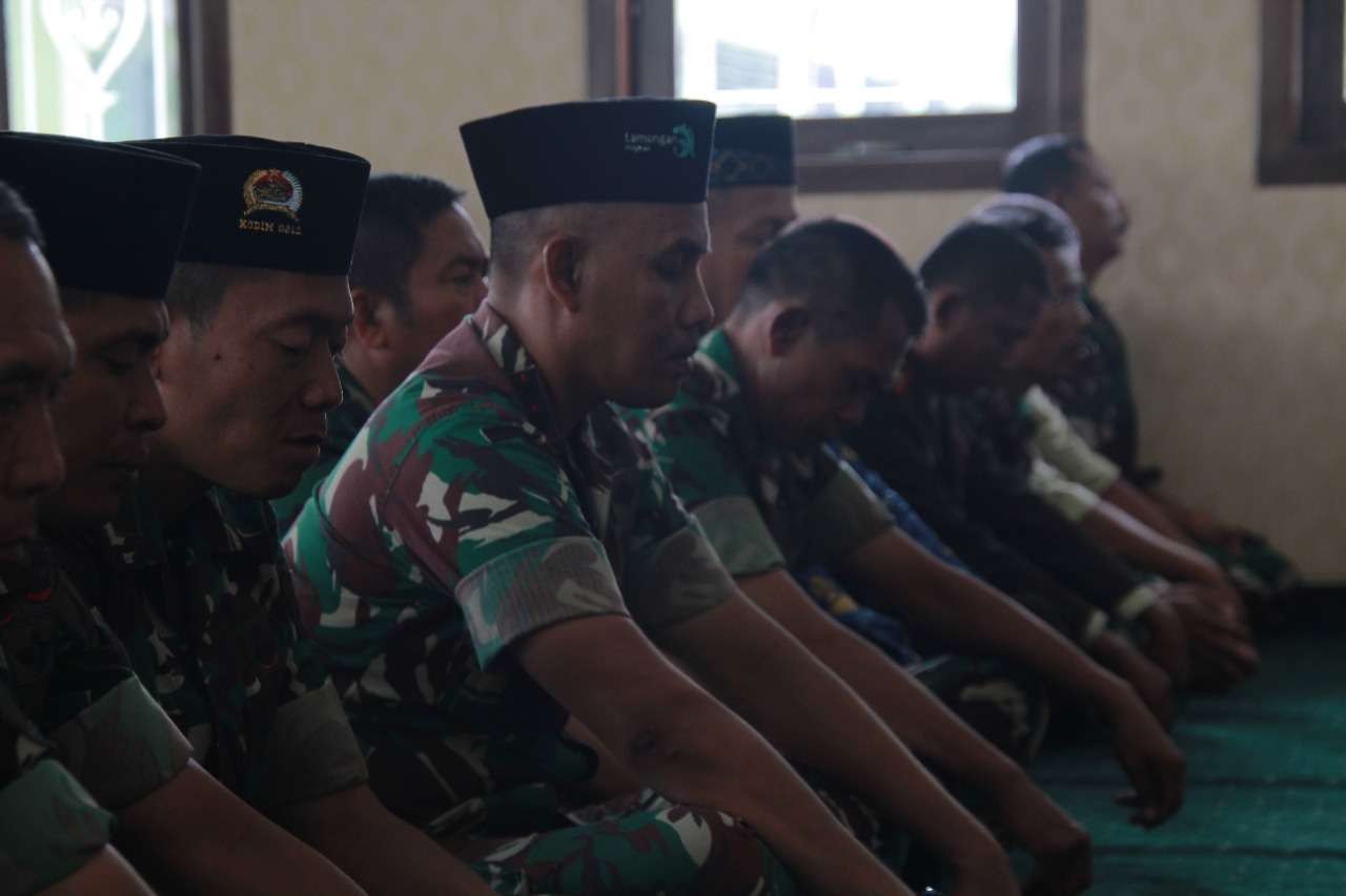 Anggota Kodim 0812 Lamongan salat gaib dan doa bersama untuk korban tragedi Kanjuruhan, Malang, Jawa Timur. (Foto: Imron Rosidi/Ngopibareng.id)