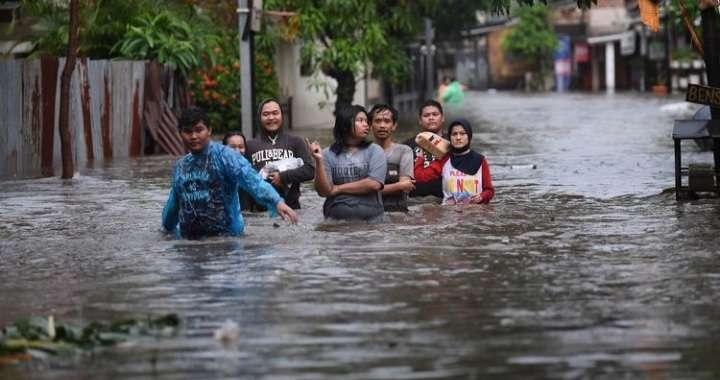 Banjir di daerah Kampung Melayu, salah satu wilayah di Jakarta Timur yang sering menjadi langganan banjir bila air  anak  sungai Ciliwung meuap ( foto :  BPBD DKI )