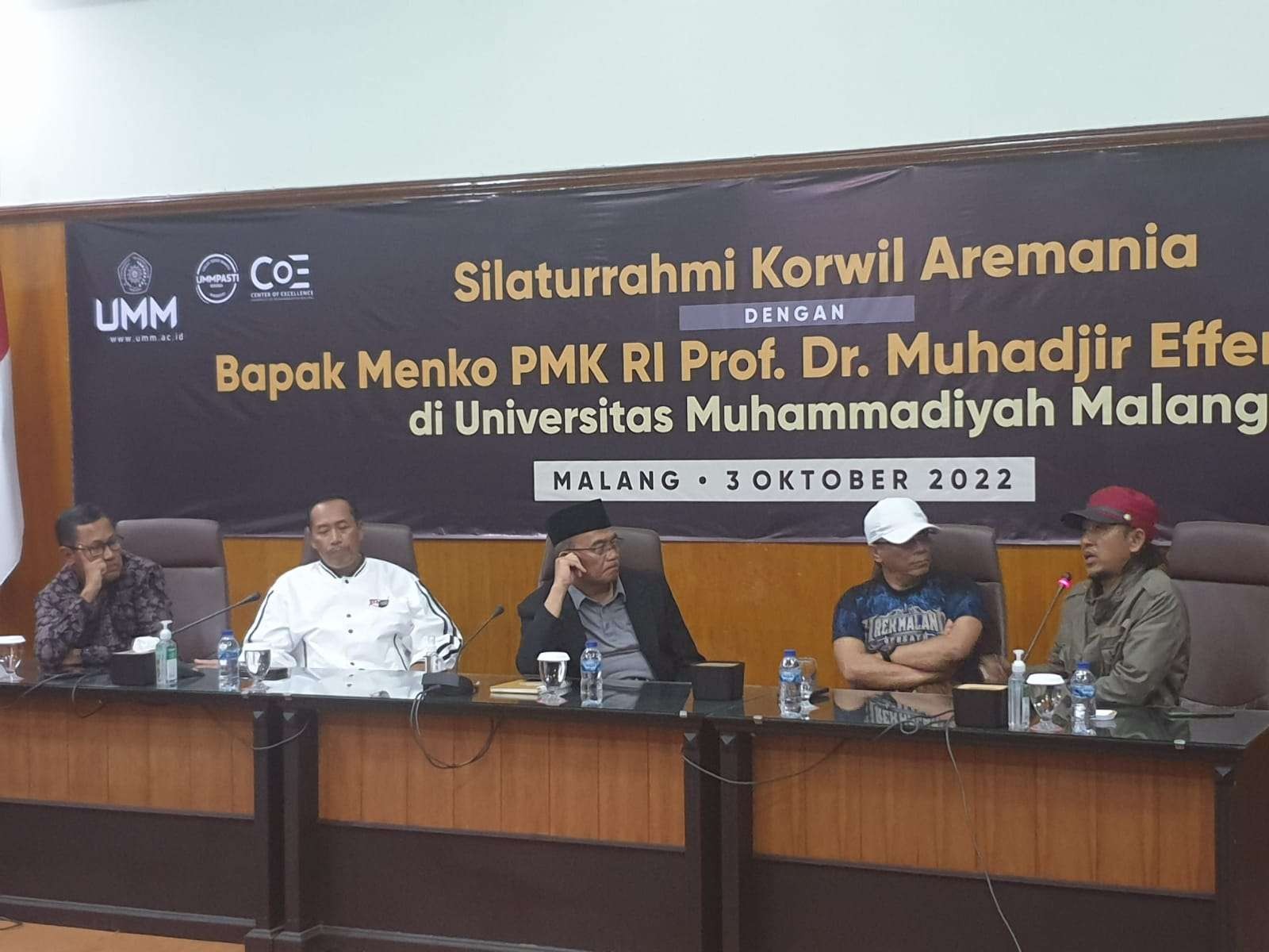 Muhadjir berdialog dengan kalangan Korwil Aremania di kampus Universitas Muhammadiyah Malang (UMM), Senin 3 Oktober 2022 malam. (Foto: Istimewa)