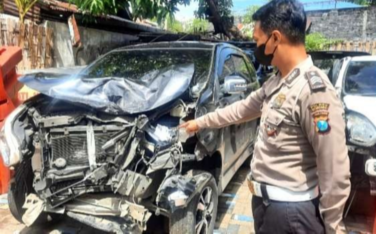 Kondisi mobil Toyota Avanza ringsek bagian depan akibat tabrakan dengan sepeda motor Honda Supra diamankan Satlantas Polres Situbondo. (Foto: Dokumentasi Polres Situbondo)