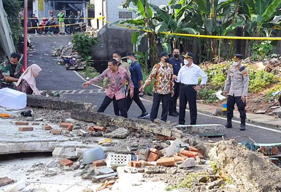 Menko PMK Muhadjir Effendy (kemeja putih) mengunjungi lokasi MTSN 19 Jakarta, Jumat 7 Oktober 2022. (Foto: Dokumentasi Kemenko PMK)