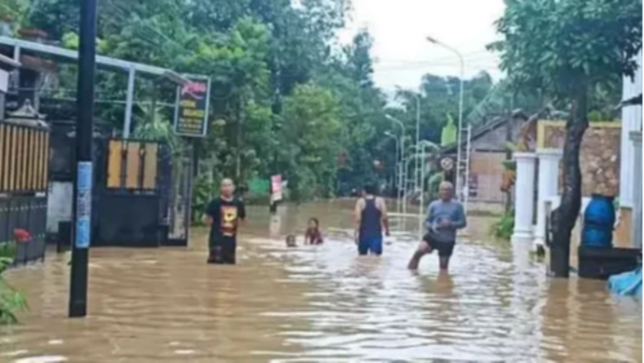 Sebagian wilayah di Trenggalek dilanda banjir. (Foto: Istimewa)