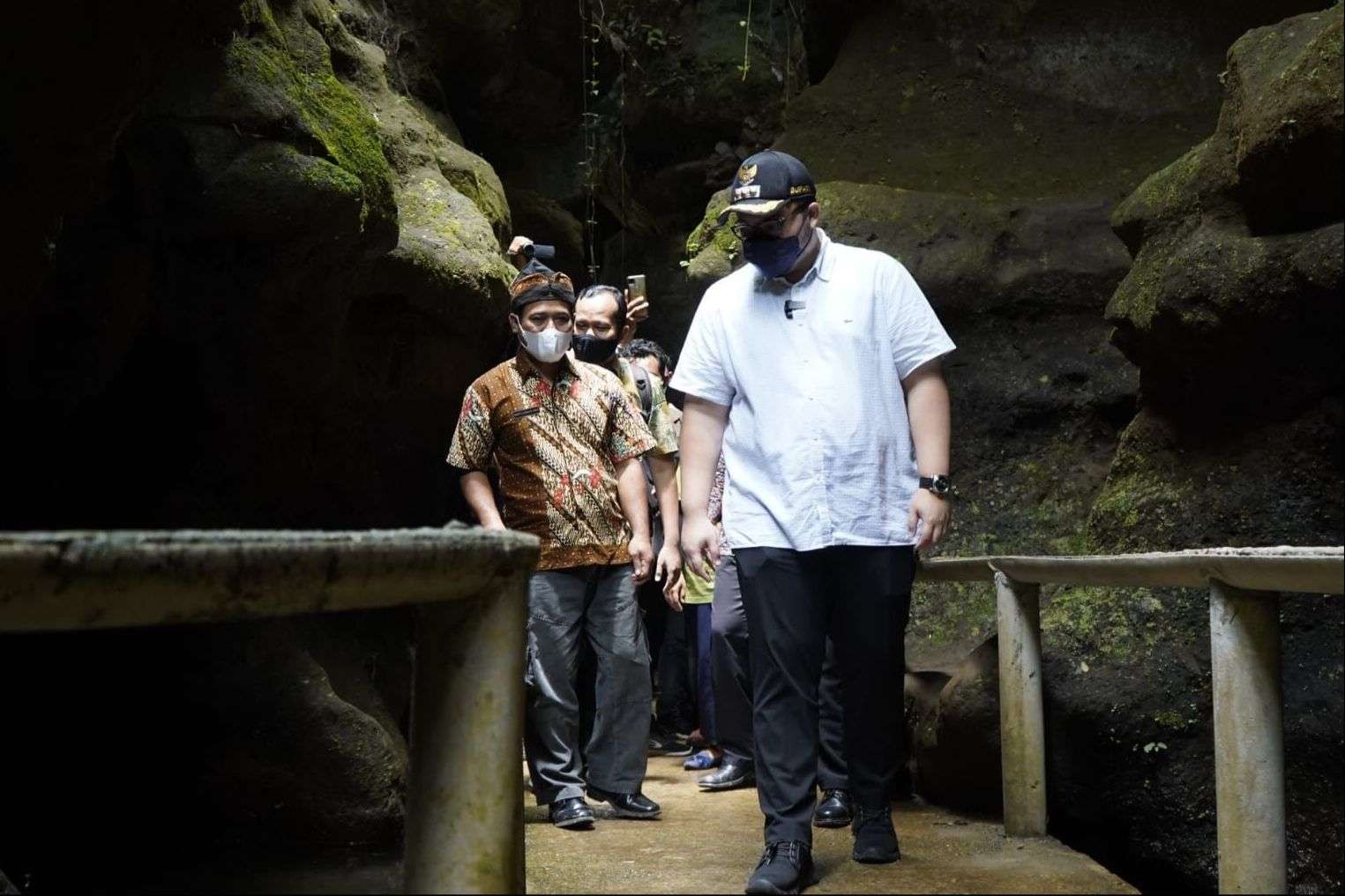 Bupati Kediri Hanindhito Himawan Pramana merealisasikan perbaikan akses jalan menuju desa wisata Keling, Kecamatan Kepung (Foto: Dinas Kominfo Kabupaten Kediri)