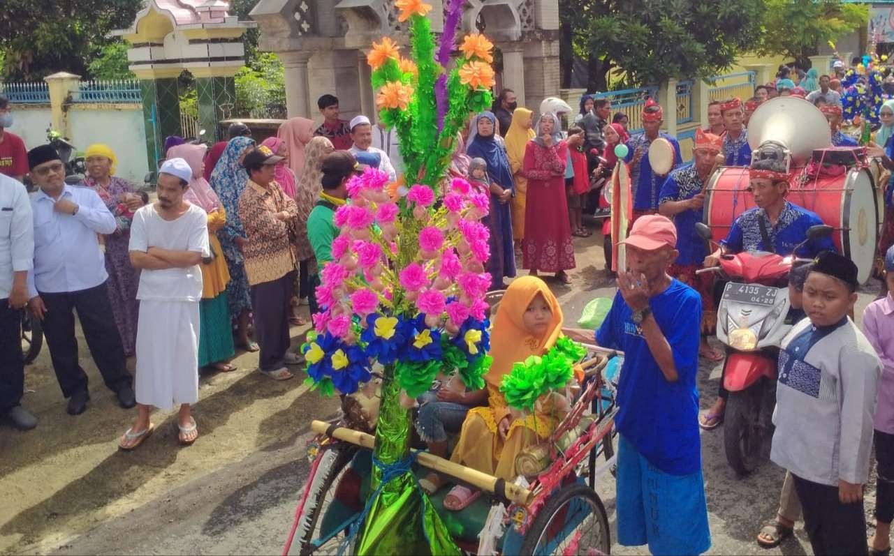 Tradisi Endhog-endhogan selalu dilakukan masyarakat Banyuwangi dalam memperingati Maulid Nabi Muhammad SAW. (Foto: Humas Pemkab Banyuwangi)