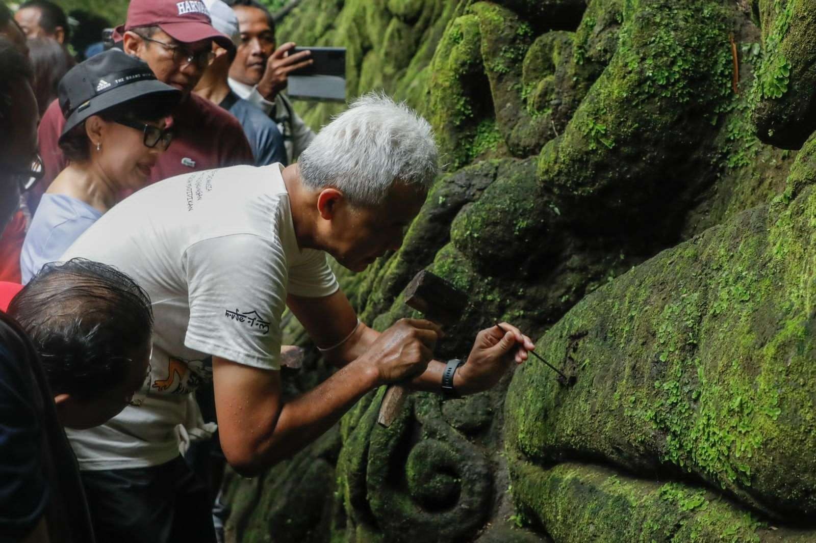 Gubernur Jawa Tengah Ganjar Pranowo saat menatah relief di Ubud. (Foto: dok. Humas Pemprov Jateng)