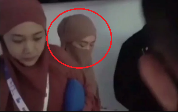 Lesti Kejora tampak menutupi wajahnya pakai cadar saat berangkat umrah. Ia sudah menjalani pemeriksaan tambahan atas kasus dugaan KDRT Rizky Billar. (Foto: TikTok)