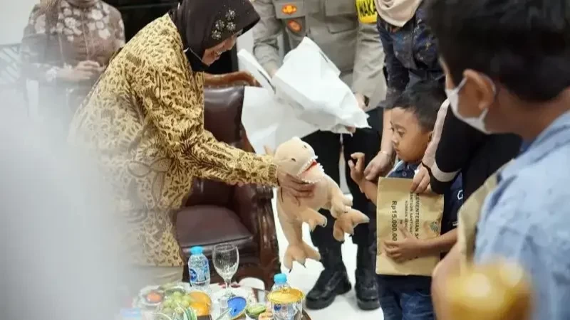 Mensos memberikan santunan kepada keluarga korban Tragedi Kanjuruhan di Tulungagung. (Foto: Ant)