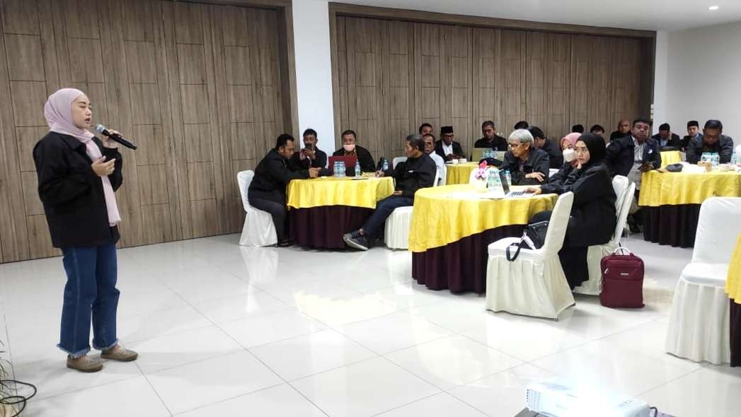 Kepala Subbagian Edukasi dan Perlindungan Konsumen OJK, Jember, Niken Dyah Pristanti memberikan penjelasan tentang kejahatan keuangan digital (foto:istimewa)