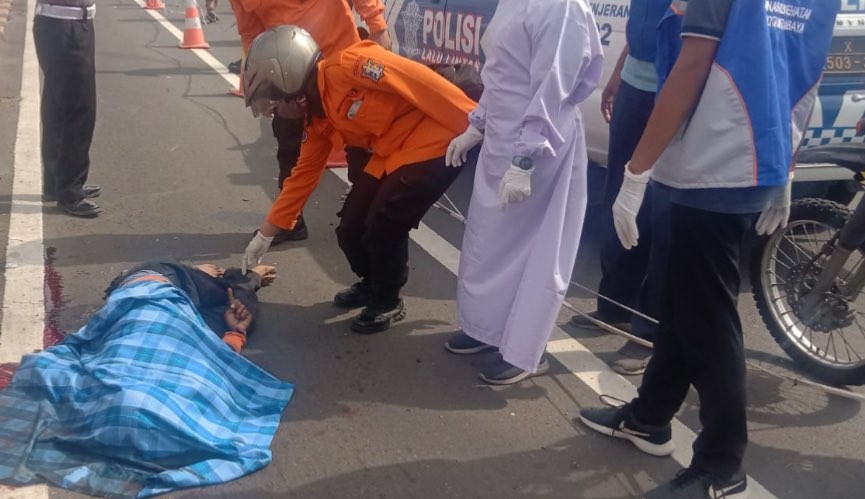 Petugas saat melihat kondisi korban kecelakaan  di Jembatan Surabaya (Foto: BPBD Kota Surabaya)