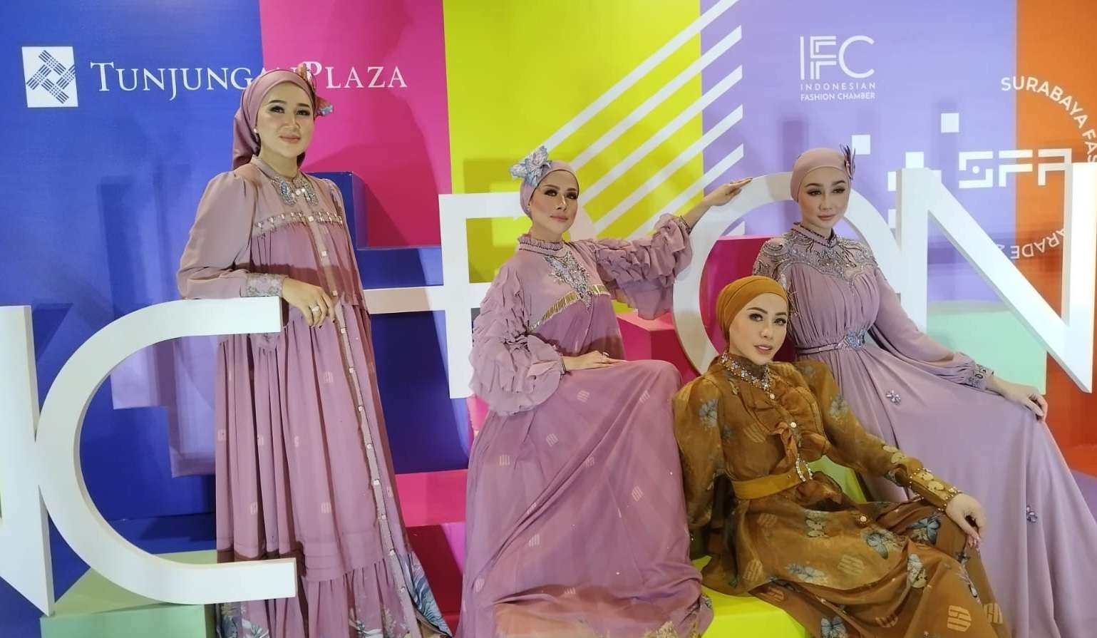 Busana muslim dengan motif kupu-kupu karya terbaru desainer Gita Orlin. (Foto: Pita Sari/Ngopibareng.id)