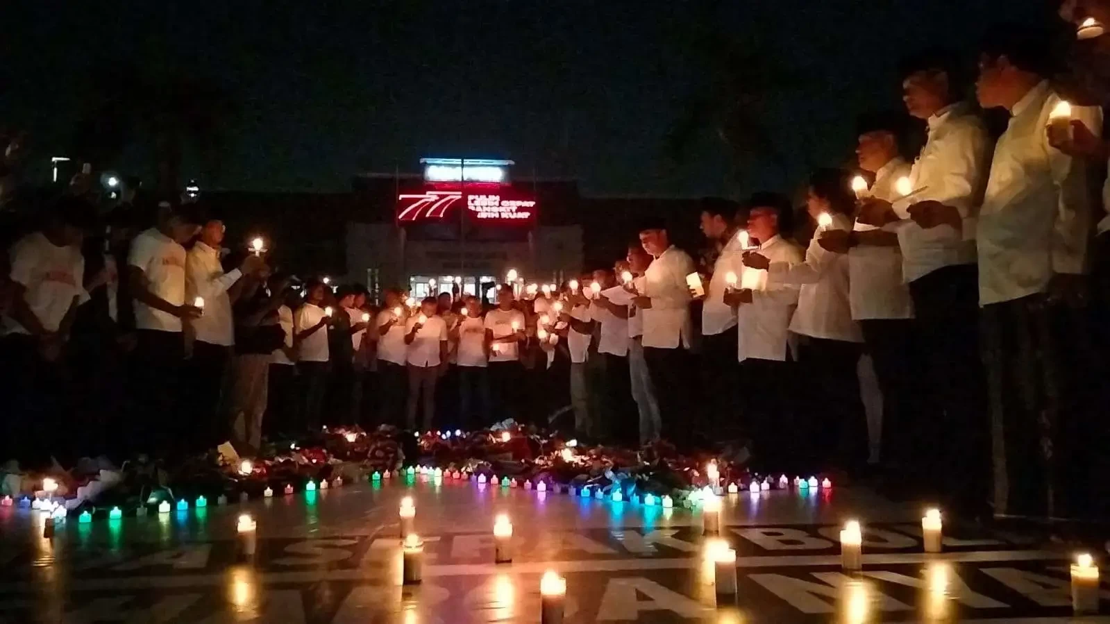 Doa bersama Pemkot Surabaya, Persebaya, Bonek dan Bonita di halaman Balai Kota. (Foto: Pita Sari/Ngopibareng.id)