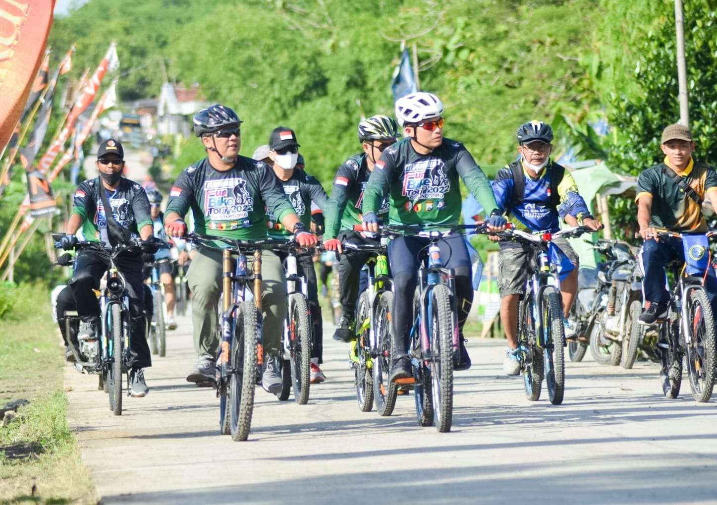 Dandim Bojonegoro Letkol Arm Arif Yudo Purwanto dan Kapolres Bojonegoro, AKBP Muhammad saat mengikuti Fun Bike Tour 2022 di Kedungadem, Minggu 9 Oktober 2022. (Foto: Humas Kodim Bojonegoro)