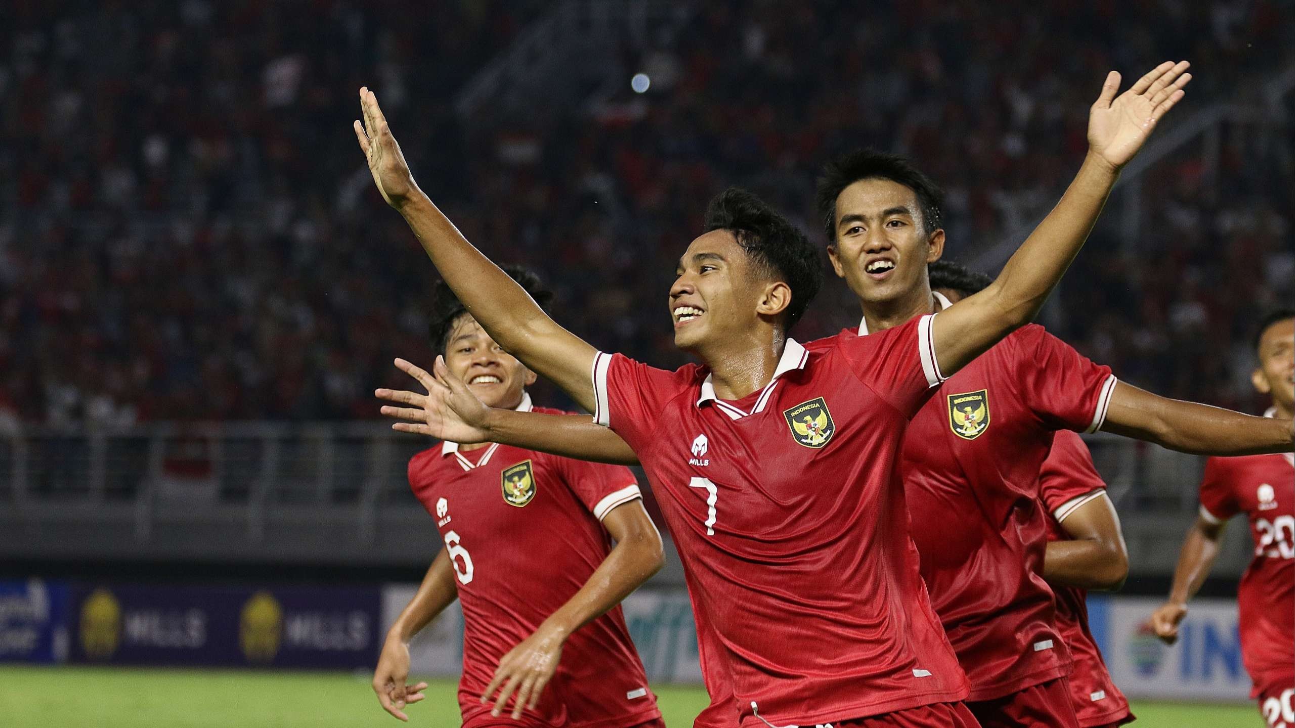 Pemain Persebaya, Marselino Ferdinan (tengah) melakukan selebrasi usai mencetak gol untuk Timnas U-20 dalam laga Kualifikasi Piala Asia U-20 melawan Vietnam di Stadion Gelora Bung Tomo, Minggu 18 September 2022.. (Foto: Fariz Yarbo/Ngopibareng.id)