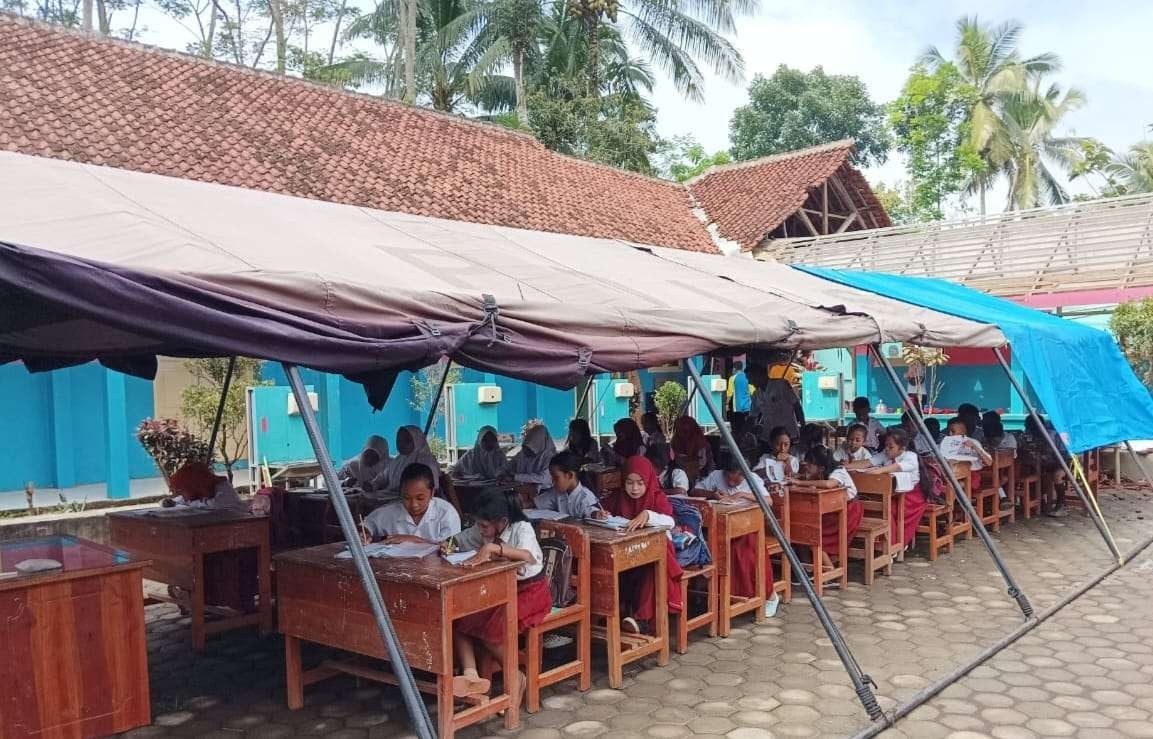 Siswa SDN Gelang 7 Kecamatan Sumberbaru, Jember belajar di tenda darurat (Foto: Rusdi/Ngopibareng.id)