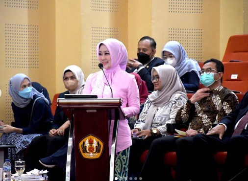 Atalia Praratya alias Bu Cinta, istri Gubernur Jawa Barat, Ridwan Kamil sidang promosi Doktor  Ilmu Komunikasi Universitas Padjadjaran (Unpad) dengan yudisium Cumlaude, dipimpin Rektor Unpad Prof. Rina Indiastuti. (Foto: Instagram @ataliapr)