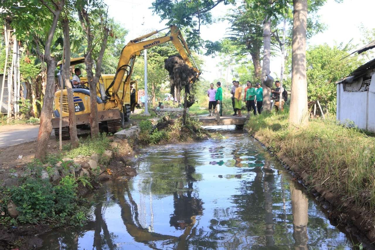 Saluran Pakis di Kelurahan Triwung Kidul, Kota Probolinggo dikeruk karena rawan meluap (banjir) memasuki musim hujan. (Foto: Ikhsan Mahmudi/Ngopibareng.id)