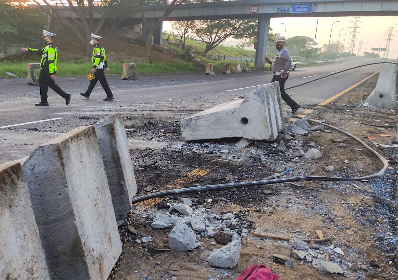 Guard rail di tol Porong roboh akibat ditabrak bus Pariwisata PO Ardian Putra (Foto: Aini/Ngopibareng.id)