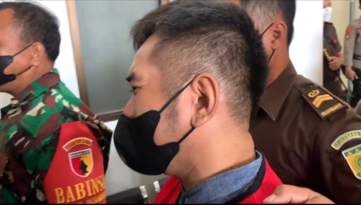 Bechi usai jalani sidang tuntutan di PN Surabaya (Foto: Andhi Dwi/Ngopibareng.id)