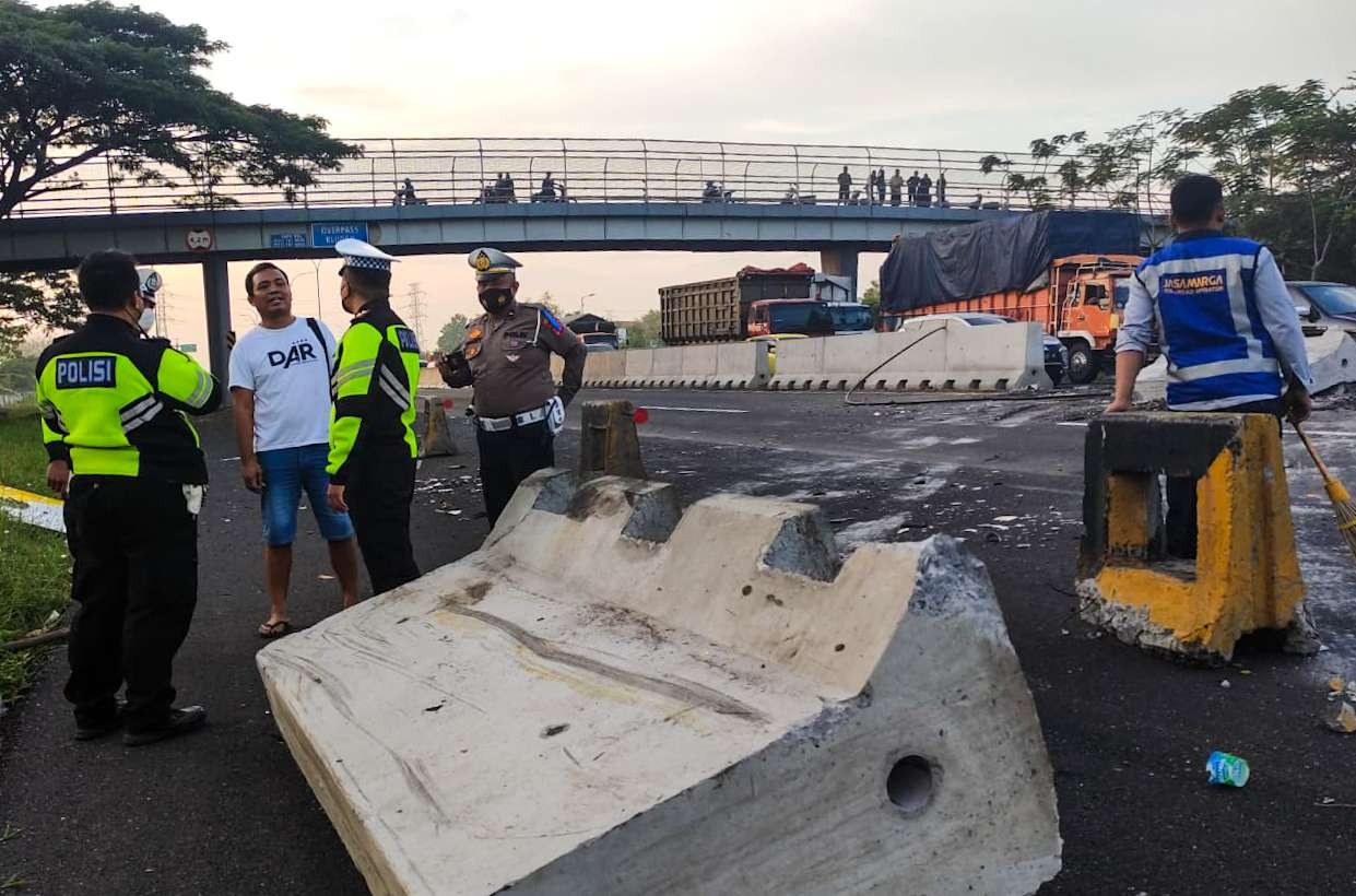 Guard rail roboh akibat ditabrak bus Pariwisata Ardian Putra (Foto: Aini/Ngopibareng.id)