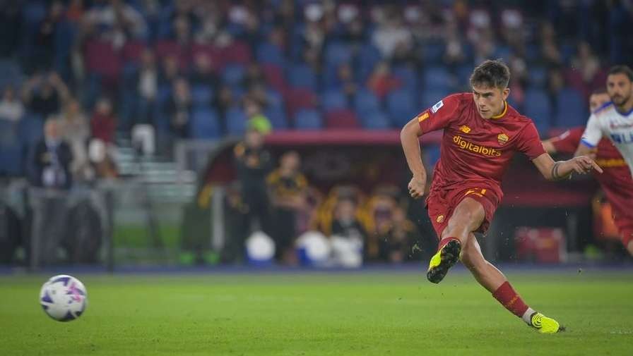 Paulo Dybala saat mengeksekusi penalti melawan Lecce di laga lanjutan Serie A Italia. (Foto: Twitter/@OfficialASRoma)