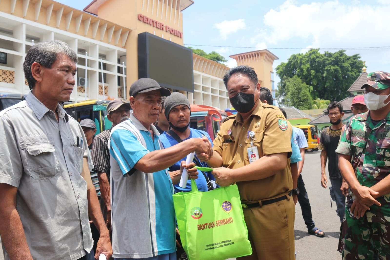 Sekda Blora, Komang Gede Irawadi menyerahkan sembako secara simbolis. (Foto: Ahmad Sampurno/Ngopibareng.id)