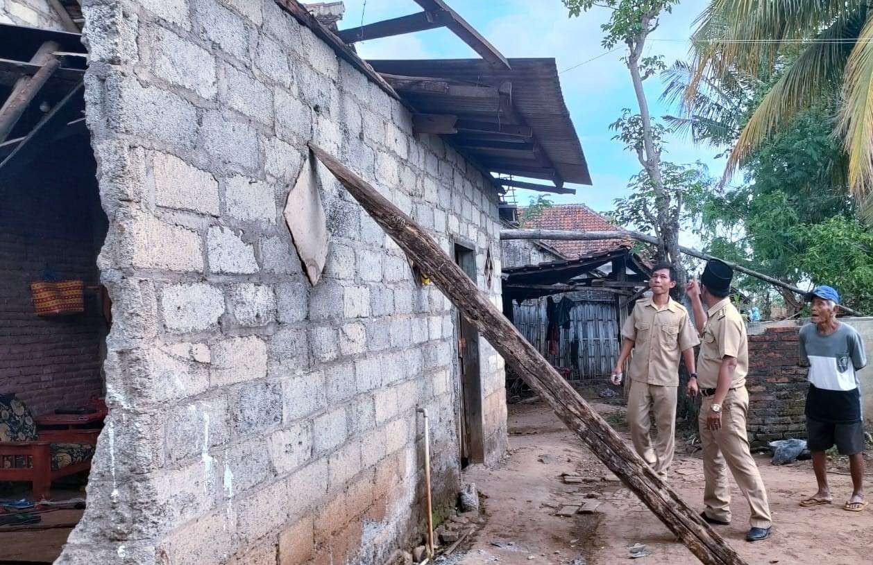 Kepala Desa Sidowangi, Muansin bersama stafnya mengecek rumah warga yang terkena angin puting beliung (Foto: Istimewa)