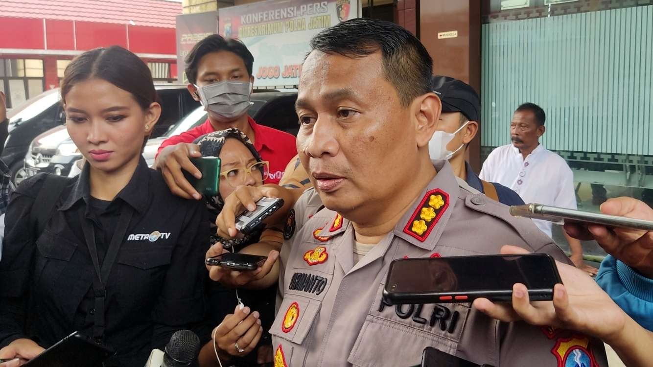 Kabid Humas Polda Jatim, Kombes Pol Dirmanto di sela pemeriksaan tersangka insiden Kanjuruhan di Mapolda Jatim, Surabaya, Selasa 11 Oktober 2022. (Foto: Fariz Yarbo/Ngopibareng.id)