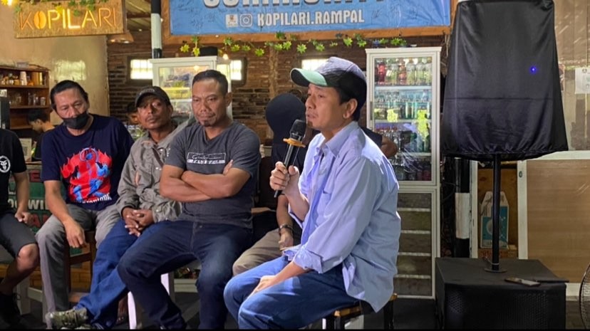 Sekretaris Jenderal Federasi KontraS, Andi Irfan (pojok kanan) bersama perwakilan Aremania saat berada di Lapangan Rampal, Kota Malang (Foto: Lalu Theo/ngopibareng.id)