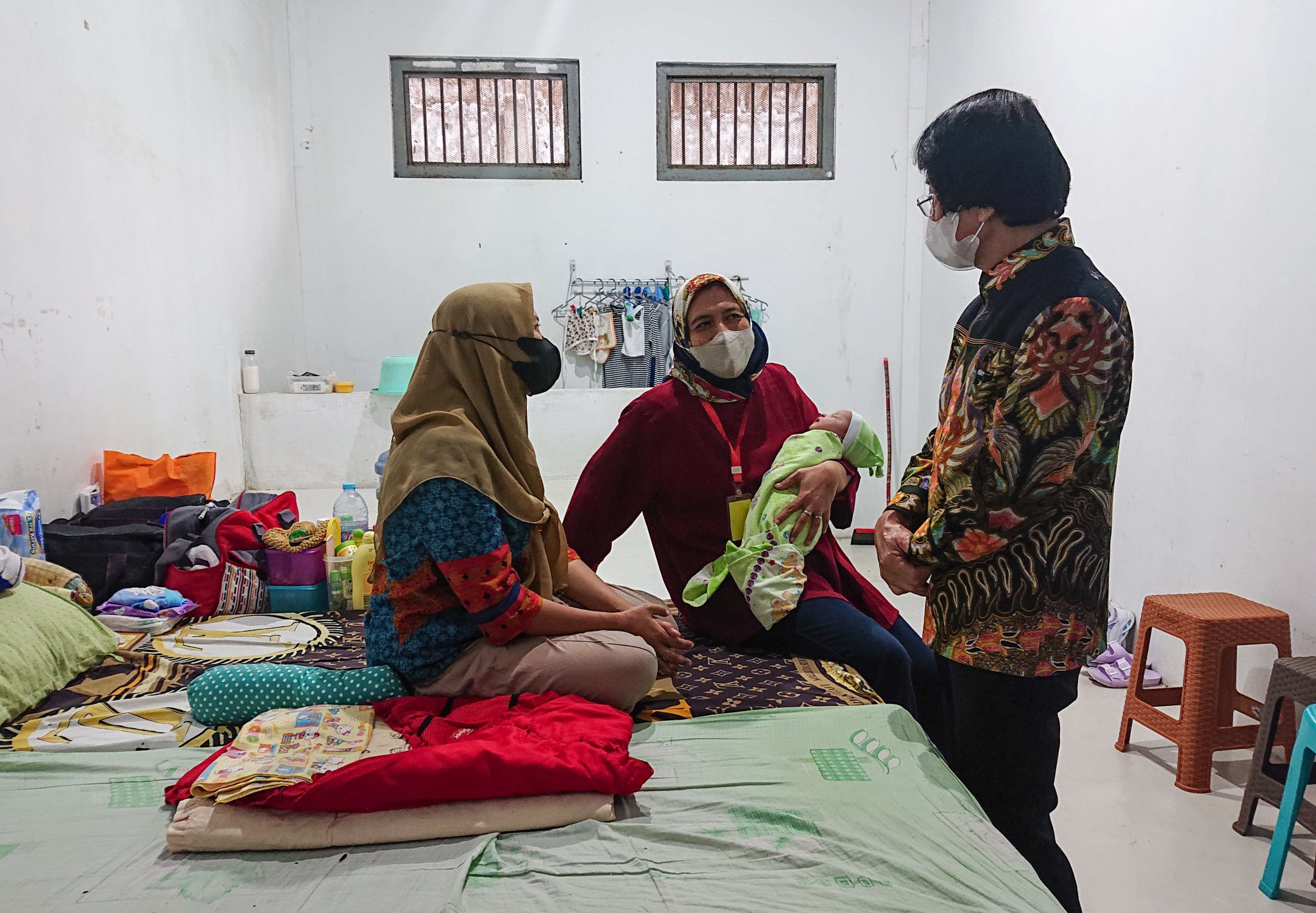 Kak Seto kunjungi Avita dan bayinya di Rutan Perempuan Surabaya (foto:Aini/Ngopibareng.id)