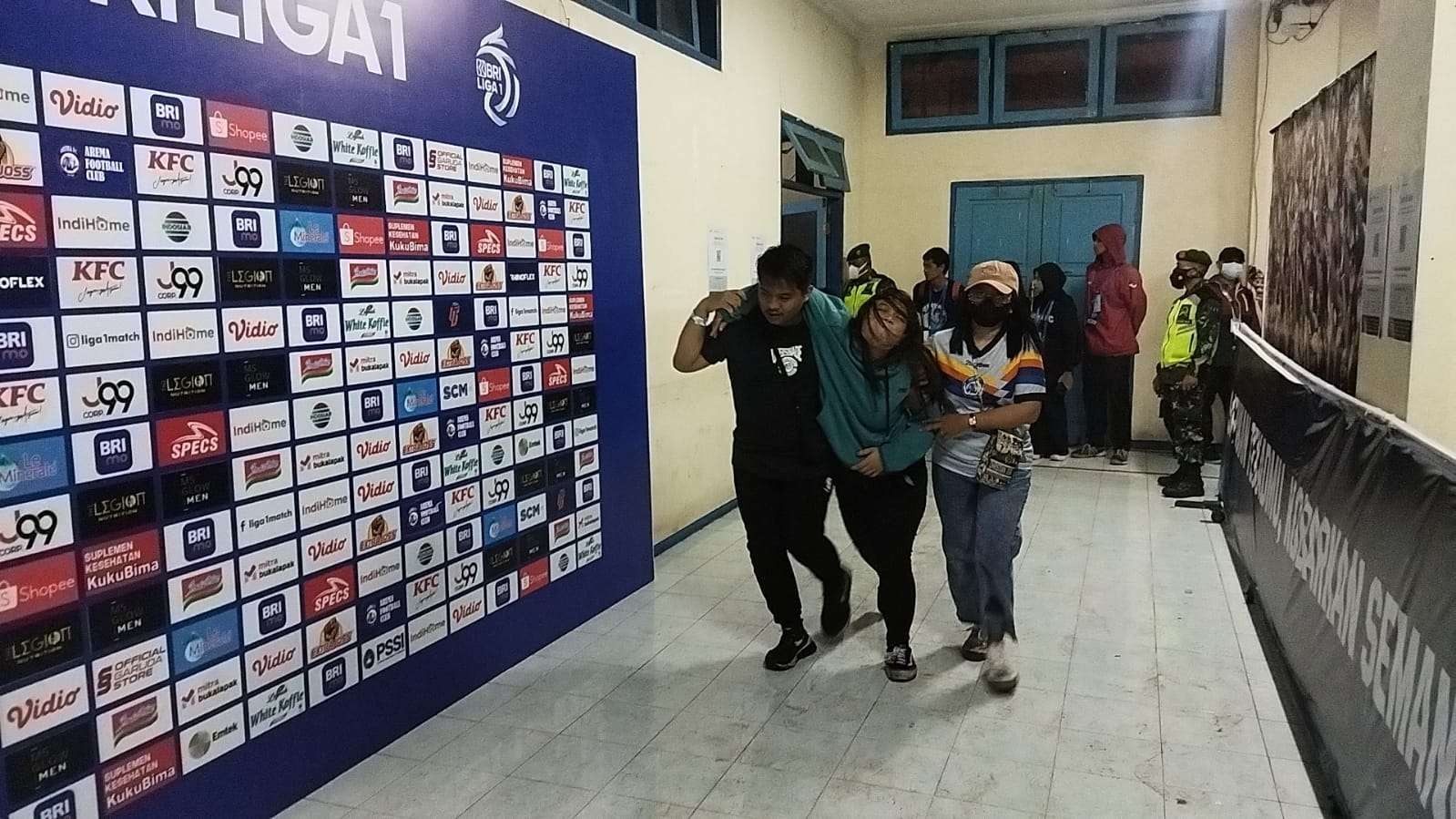 Salah satu korban tragedi Kanjuruhan saat dilakukan evakuasi (Foto: Lalu Theo/Ngopibareng.id)