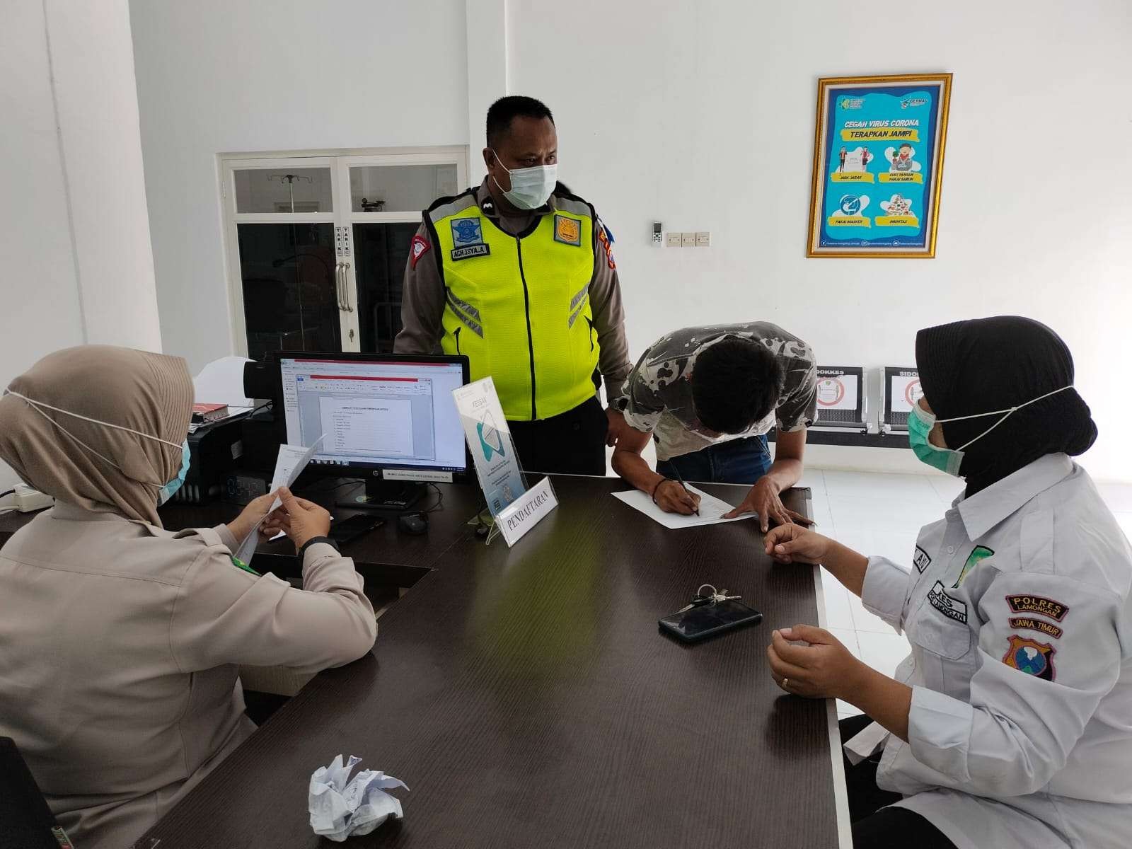 Sopir truk Fuso Muhammad Agus ketika menjalani tes urine di Dokes Polres Lamongan (Foto: Imron Rosidi/Ngopibareng.id)