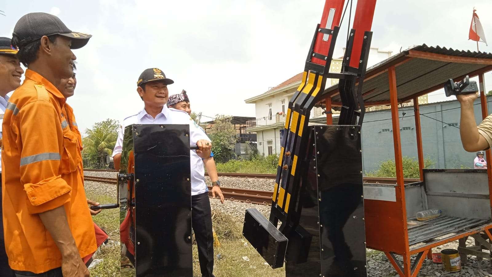 Bupati Lamongan, Yuhronur sedang mencoba alat buka tutup manual pintu lintasan di Desa Sawo, Kecamatan Babat (Foto: Imron Rosidi/Ngopibareng.id)