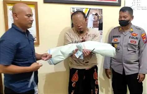 Pelaku pencurian dua ekor kambing saat diamankan di Polsek Banyuglugur, Situbondo, Jawa Timur, Selasa 11 Oktober 2022 malam. (Foto: Humas Polres Situbondo)