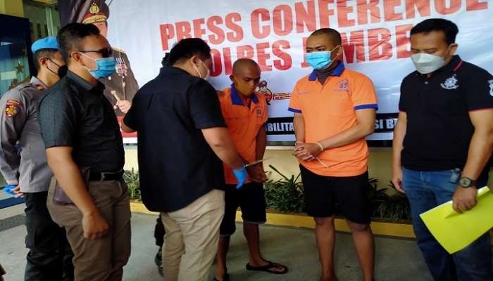 Arief Rahman dan M Rofiqi, perampok dan pembakar mahasiswa FKIP Unej saat berstatus tersangka di Polres Jember (Foto: Rusdi/Ngopibareng.id)