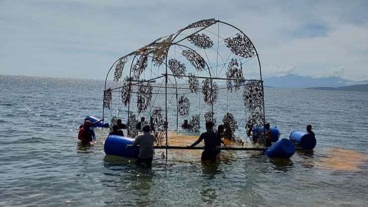 Pengelola Bangsring Underwater menenggelamkan media terumbu karang yang menggunakan metode Biorock. (Foto: Dokumentasi Bangsring Underwater)