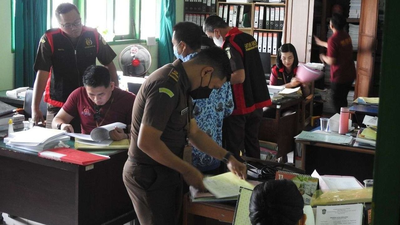 Kejaksaan Negeri Lumajang menggeledah kantor dinas pertanian untuk mengusut dugaan korupsi pengadaan benih pisang. (Foto: Dokumentasi Lumajang)