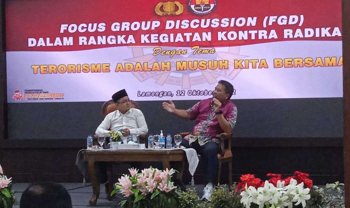 Bupati Lamongan Yuhronur Efendi bersama narasumber dan anggota forkompimda pada FGD di Pendapa Lokatantra Pemkab Lamongan.  (Foto: Imron Rosidi/ngopibareng.id)