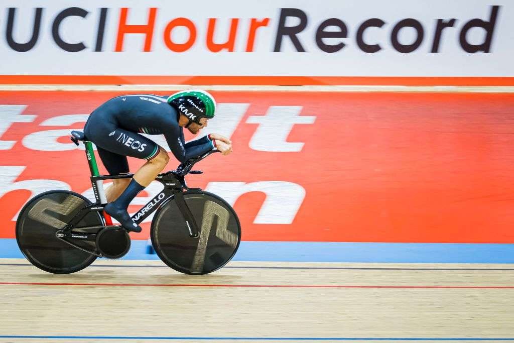 Filippo Ganna menunggangi Pinarello Bolide 3D Printing dalam memburu sejarah sebagai yang tercepat di hour record. (Foto: INEOS)