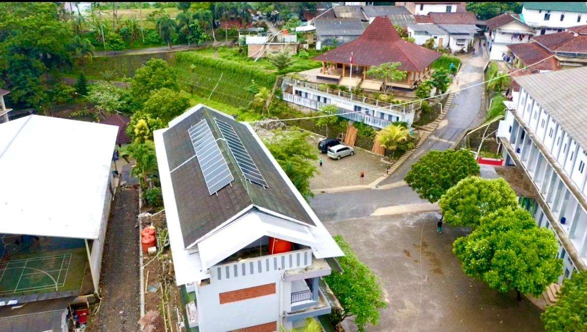 Pembangkit Listrik Tenaga Surya (PLTS) di Pondok Pesantren (Ponpes) Tanbihul Ghofilin, Desa Mantrianom, Kecamatan Bawang, Banjarnegara. (Foto: Diskominfo Pemprov Jateng)