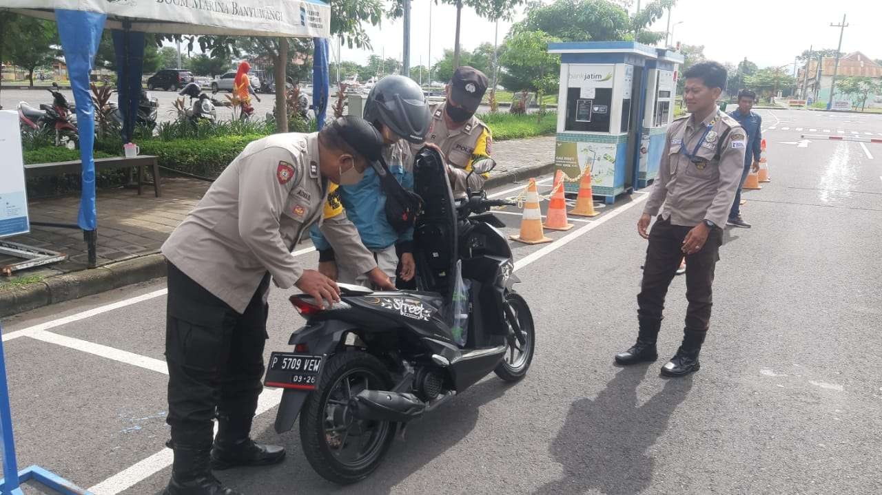 Petugas Polsek Banyuwangi melakukan pemeriksaan pada warga yang akan masuk ke Pelabuhan Boom Marina Banyuwangi (Foto: Istimewa)