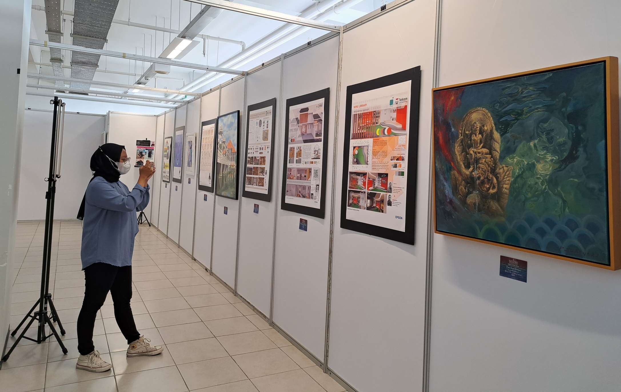 Suasana pameran karya dari empat universitas yang berkolaborasi di UK Petra. (Foto: Pita Sari/Ngopibareng.id)