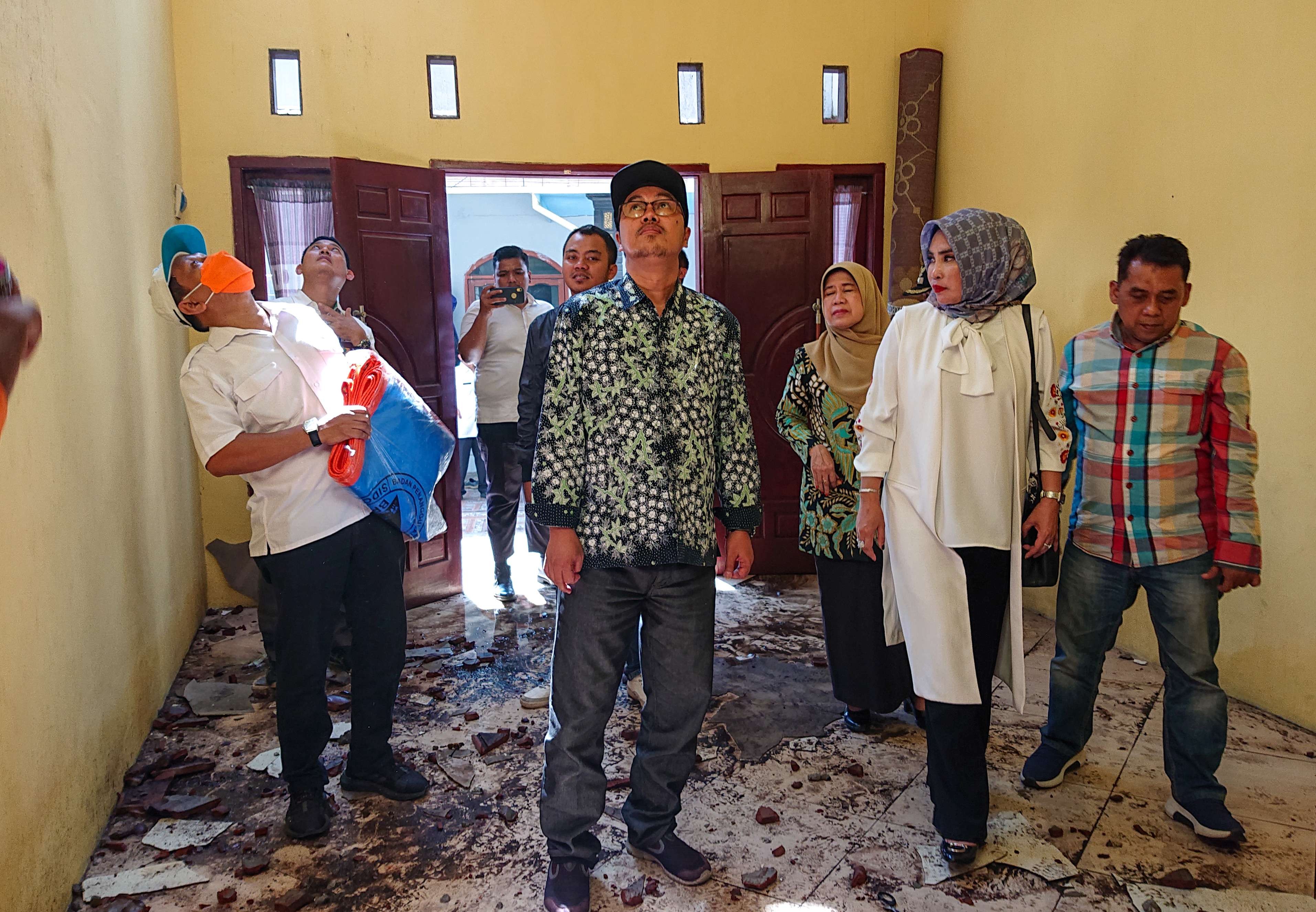 Rombongan Komisi D DPRD Sidoarjo saat berada di rumah korban bencana puting beliung (Foto: Aini/Ngopibareng.id)