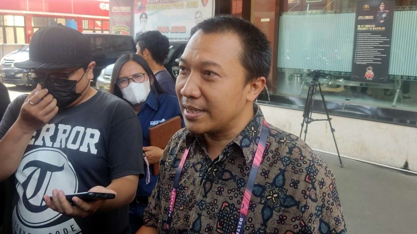 Kuasa Hukum Ahmad Hadian Lukita, Amir Burhanuddin di sela pemeriksaan di Mapolda Jatim, Surabaya, Rabu 12 Oktober 2022. (Foto: Fariz Yarbo/Ngopibareng.id)