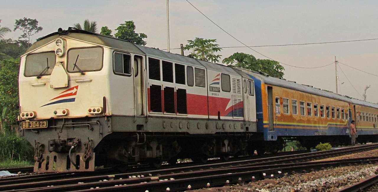 Salah satu kereta api sedang melintasi rel di Probolinggo, di bawah managemen PT. KAI Daop 9 Jember. (Foto: Ikhsan Mahmudi)